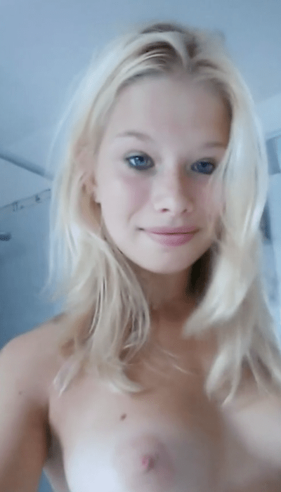 Jeune blonde de 18 ans aux faux seins